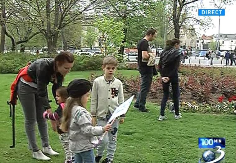 100 de minute: Părinți și copii, în Piața Victoriei în semn de protest față de toleranța violenţei în grădiniţe