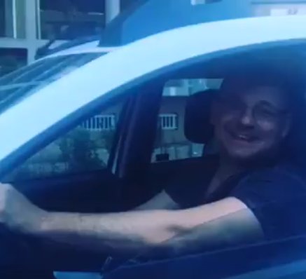 A oprit în trafic lângă o mașină din care se auzea o melodie de-a ei. Reacția Deliei a fost geniala. ”Pot să te pun pe Instagram?”