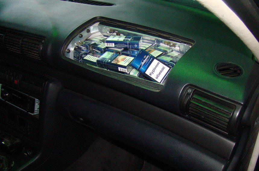 Ce au descoperit polițiștii de frontieră în bordul și scanunele unei mașini. În locul airbagului erau... 373878