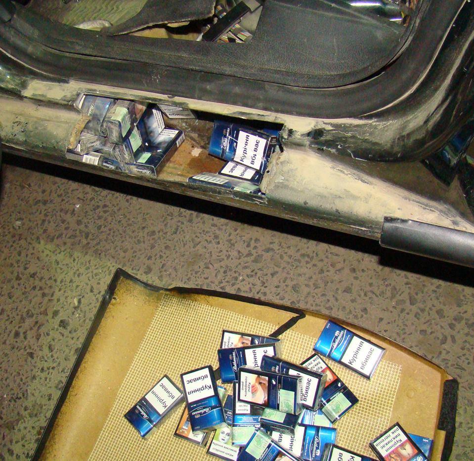 Ce au descoperit polițiștii de frontieră în bordul și scanunele unei mașini. În locul airbagului erau... 373879