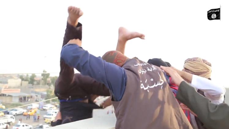 Imagini şocante! Jihadiştii ISIS au aruncat un bărbat de pe un acoperiş (Foto) 373798