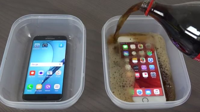 A turnat Coca-Cola peste Samsung și iPhone și le-a pus în congelator timp de 9 ore. Ce s-a întâmplat cu telefoanele?