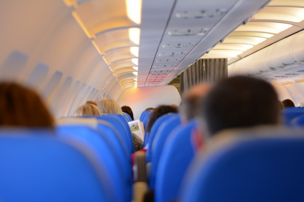 O pasageră a confundat uşa de la toaleta avionului cu cea de urgenţă. Ce a urmat