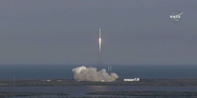Moment istoric. Compania SpaceX a trimis o rachetă pe orbită și a reușit să o readucă la sol, printr-o aterizare controlată