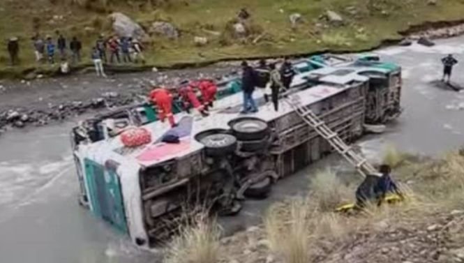 Tragedie în Peru: 23 de morți după ce un autocar s-a prăbușit într-un râu