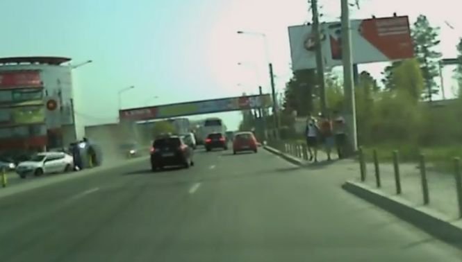 Accident spectaculos filmat la ieșirea din Capitală. O mașină s-a răsturnat - VIDEO