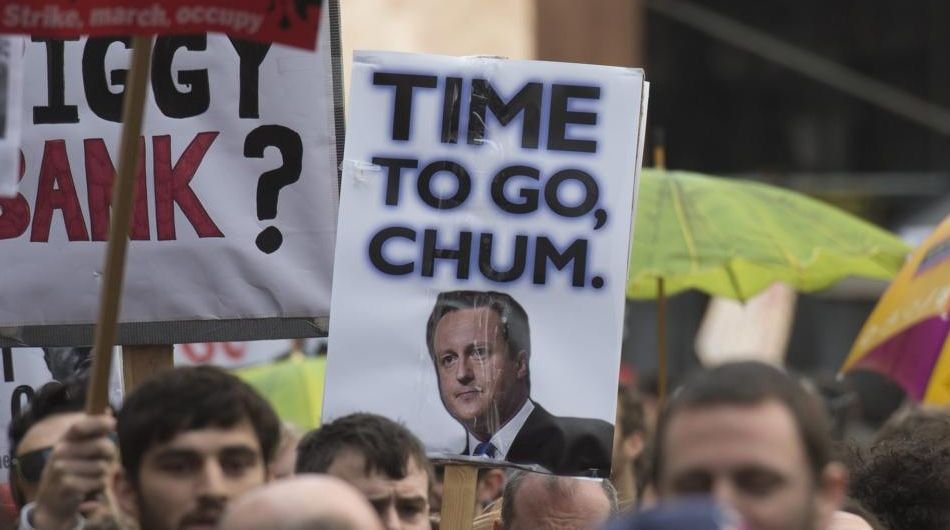 Gestul fără precedent făcut de premierul britanic David Cameron, pe fondul protestelor puternice