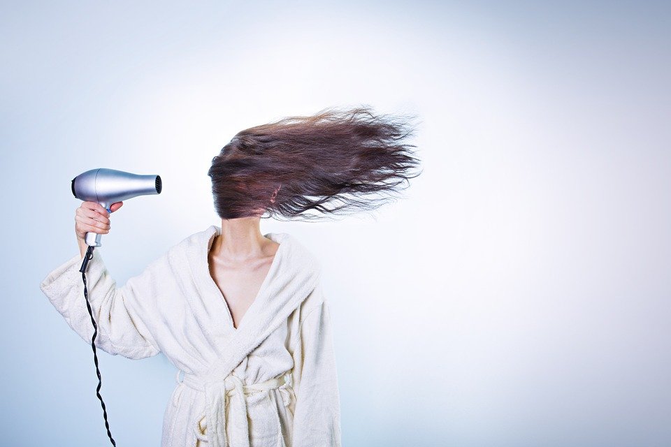 Președintele statului le cere femeilor să nu mai folosească uscătorul de păr, în plină criză energetică