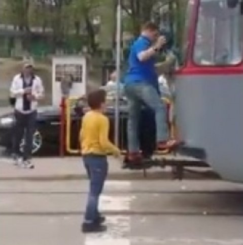 Revoltător. Un vatman dezbracă un copil în plină stradă și șterge tramvaiul cu haina acestuia - VIDEO