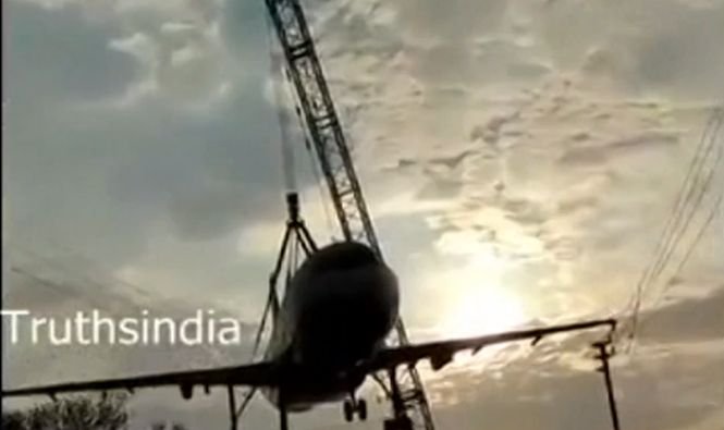Un avion Airbus s-a prăbuşit în timp ce era transportat cu macaraua! VIDEO