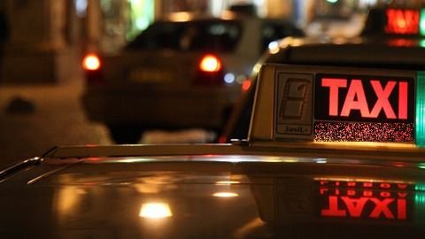 Un taximetrist a ajuns vedetă în România. Distanţa parcursă de acesta la volanul unei Dacia Logan
