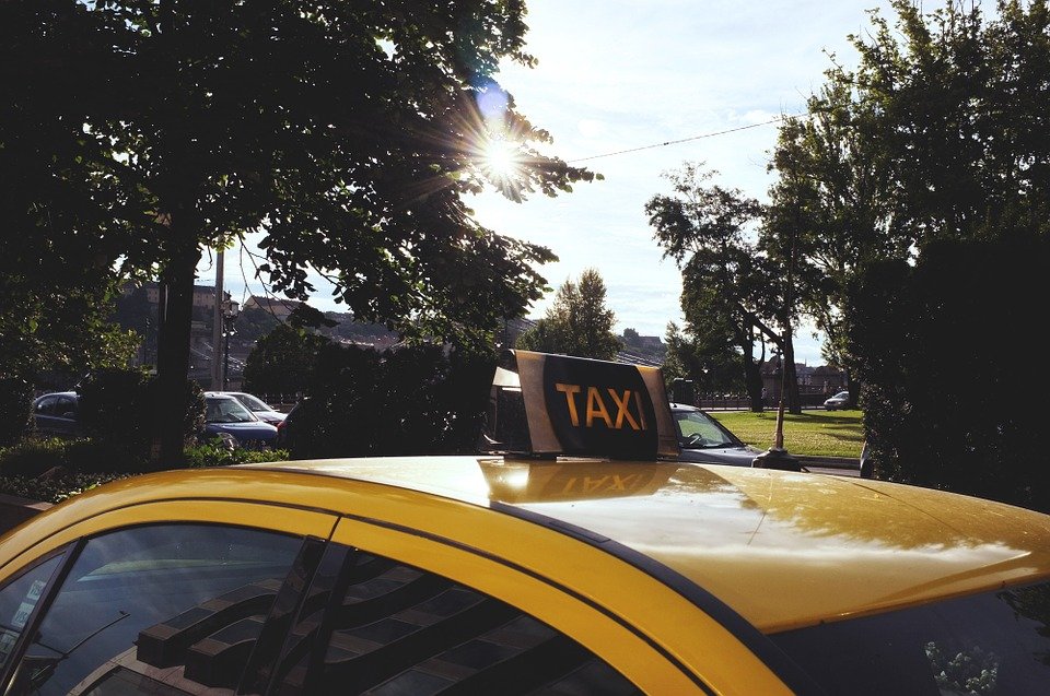 Un taximetrist din Galați a dat cu mașina peste un client arab