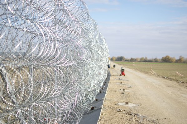 Ungaria a început să ridice la graniţa cu România gardul împotriva refugiaţilor
