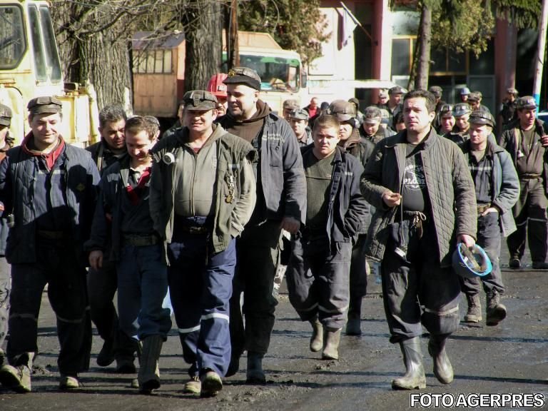 Zeci de mineri au pornit în marș spre București