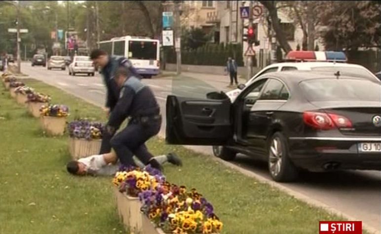Urmărire ca-n filme la Timișoara. Șoferul a fost pus la pământ și încătușat în plină stradă!