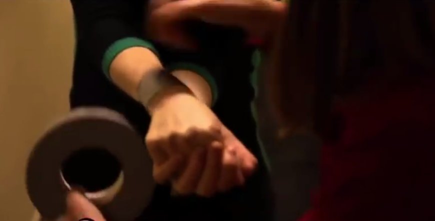Cum își eliberează această femeie mâinile legate cu bandă adezivă. Un pont care îți poate salva viața - VIDEO