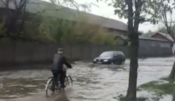 Dezastru în Dâmbovița, după ploile torențiale din ultimele zile. Mai multe localități au fost lovite de inundații devastatoare