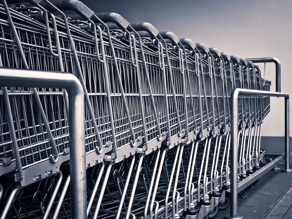 Cum vor fi afectați românii de legea supermarketurilor 