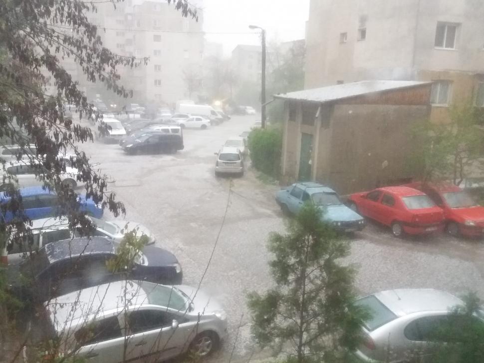 Furtună puternică în Iaşi. Adevărate râuri s-au format în mijlocul oraşului. Galerie FOTO 375173