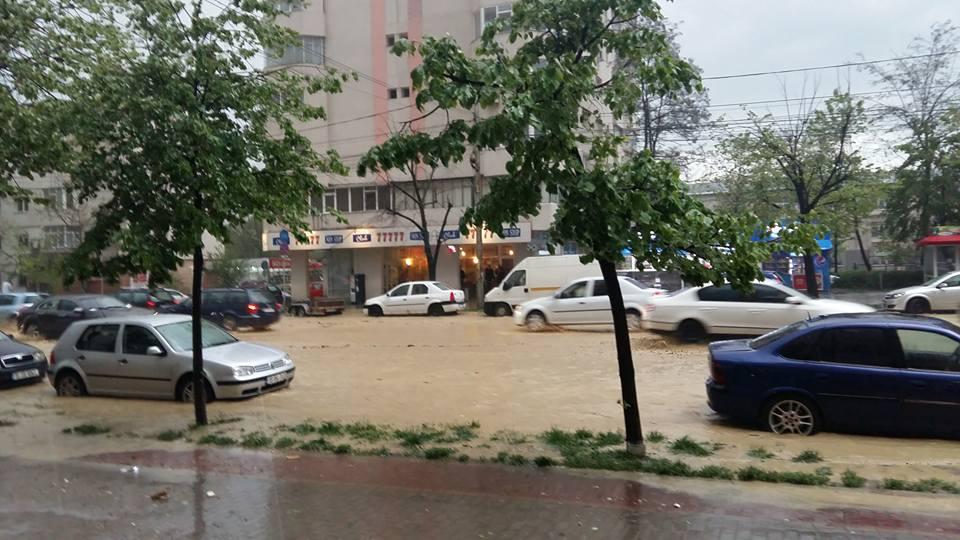 Furtună puternică în Iaşi. Adevărate râuri s-au format în mijlocul oraşului. Galerie FOTO 375174