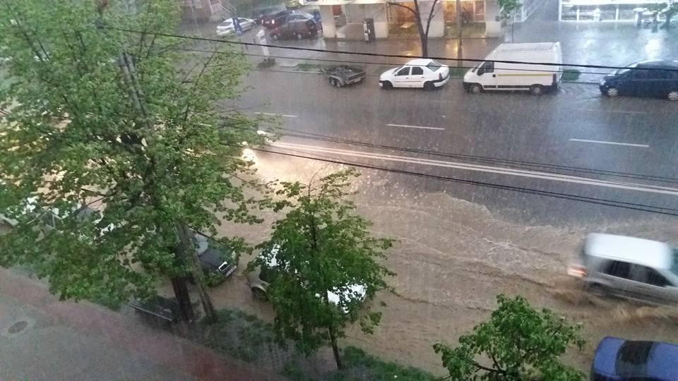 Furtună puternică în Iaşi. Adevărate râuri s-au format în mijlocul oraşului. Galerie FOTO 375175