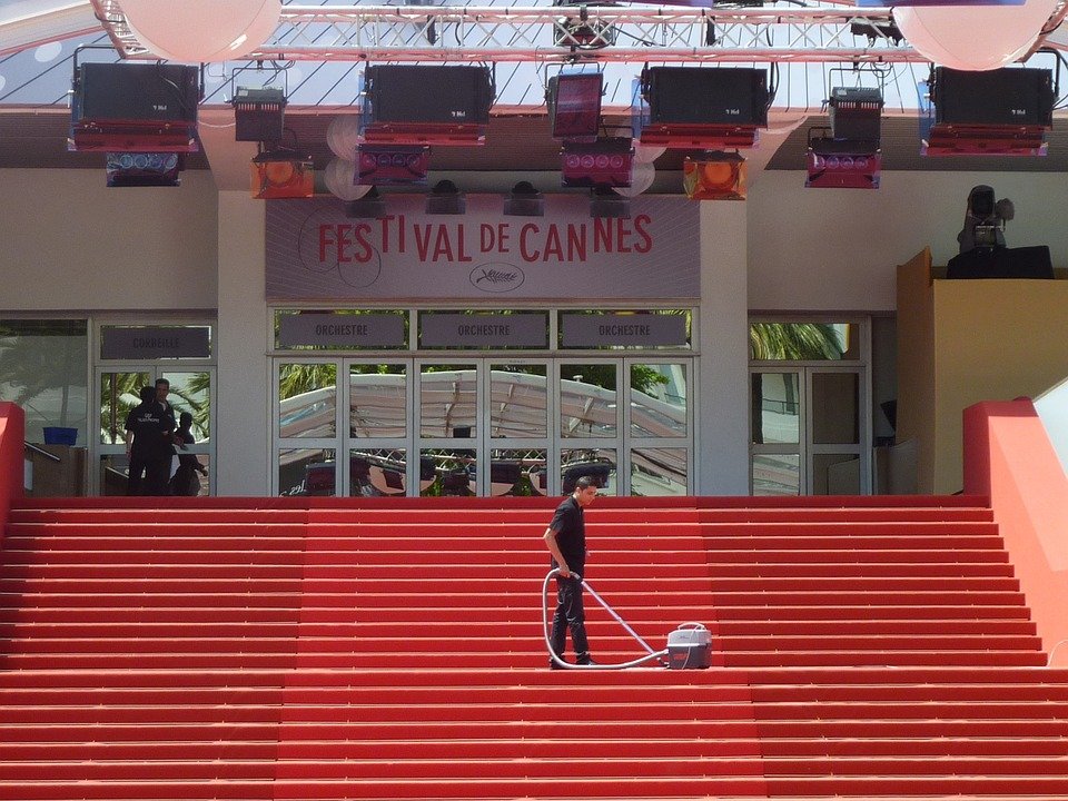 Trei regizori români, în competiţie la Cannes