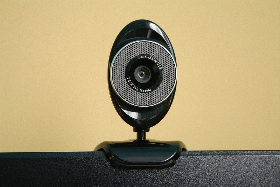Te temi că poţi fi spionat prin webcam? FBI te învaţă cum să te protejezi