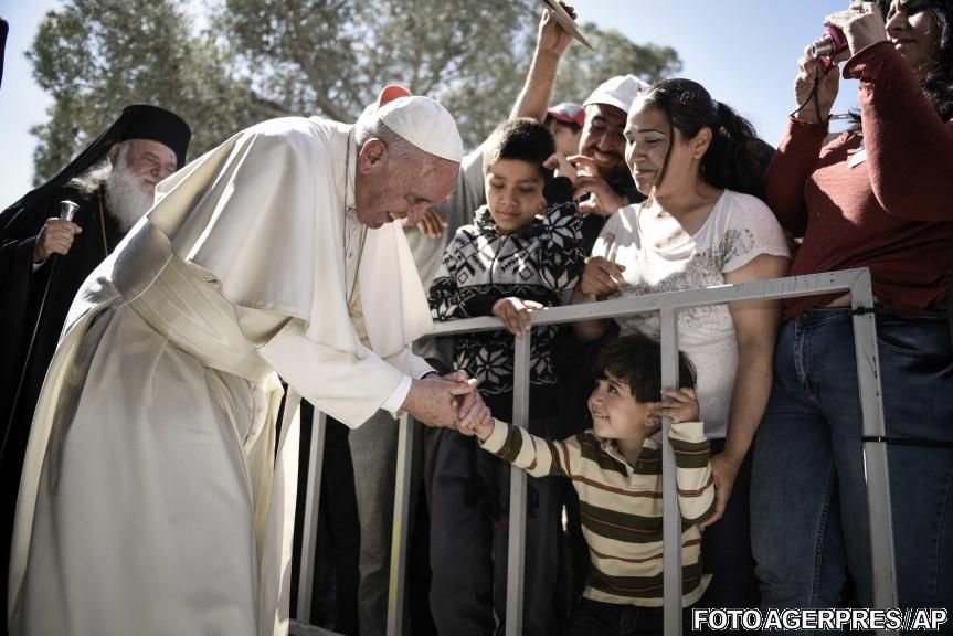 Papa Francisc, gest incredibil la finalul vizitei în Lesbos. A luat în avion trei familii de refugiaţi sirieni, pe care îi va găzdui la Vatican