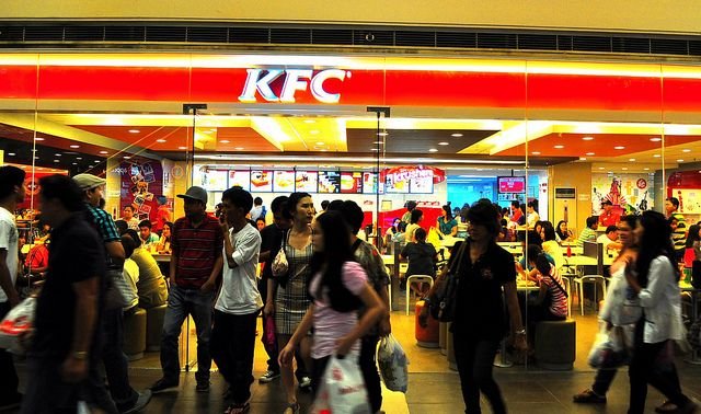 Reclama la KFC care i-a înfuriat pe clienți. Scandalul i-a făcut pe reprezentanții fast-food-ului să ia măsuri drastice