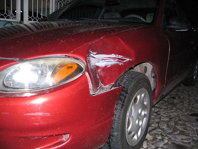 Service auto vandalizat la Timișoara. Zece mașini lăsate la reparat au fost distruse!