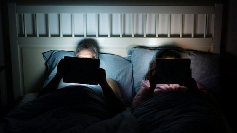 Folosești telefonul sau tableta înainte de culcare? Iată la ce pericole te expui!