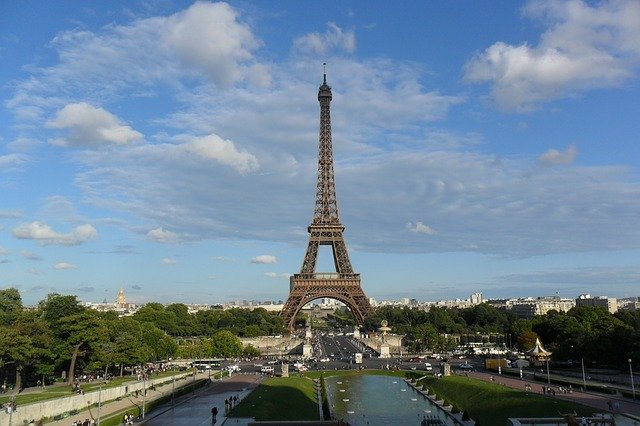 Un impostor a reușit să vândă Turnul Eiffel pentru fier vechi