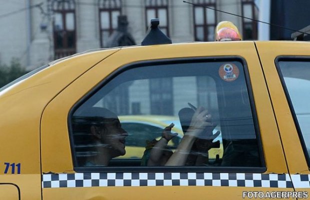 Cum își distrează un taximetrist din Ploiești clienții - VIDEO