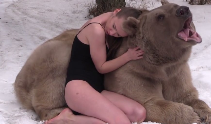 Două rusoaice sexy au pozat alături de un urs de o jumătate de tonă - VIDEO 