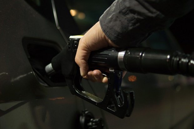 O nouă taxă ameninţă să scumpească preţul carburanţilor