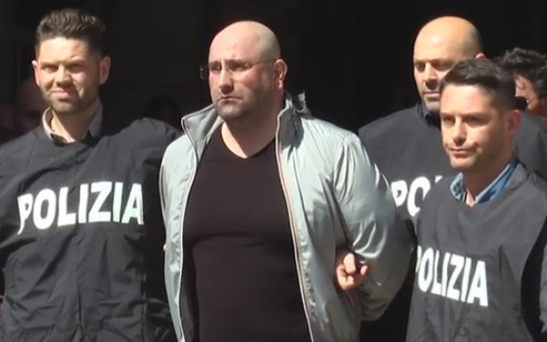 Șeful grupării mafiote Camorra, arestat de livratorii de pizza. Ce făcea bărbatul acasă