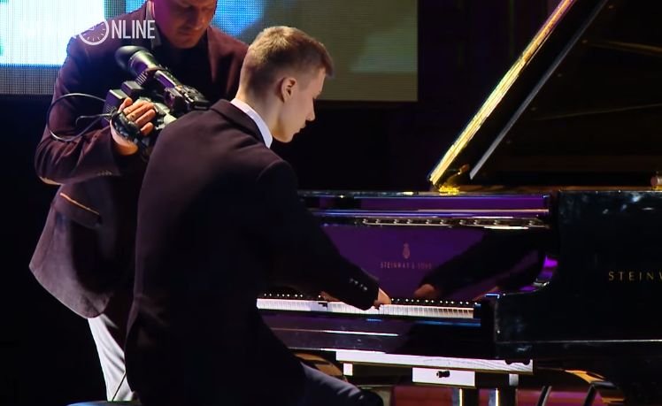 De la zero la un pianist aclamat la scenă deschisă. Povestea tânărului născut fără degete care a cucerit Rusia. VIDEO