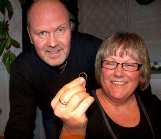 Isi culegea morcovii din gradina, cand a inceput sa tipe, de i-a speriat pe toti din casa. Uite ce se afla incolacit in jurul plantei, in pamant  375985