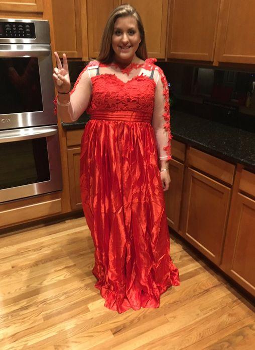 A comandat o rochie de pe internet. Când a deschis pachetul, a avut un șoc. Ce se afla în cutie 376376