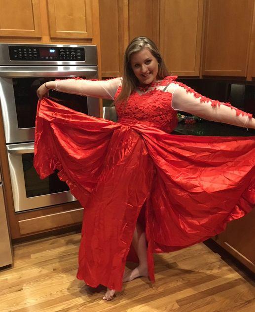 A comandat o rochie de pe internet. Când a deschis pachetul, a avut un șoc. Ce se afla în cutie 376377