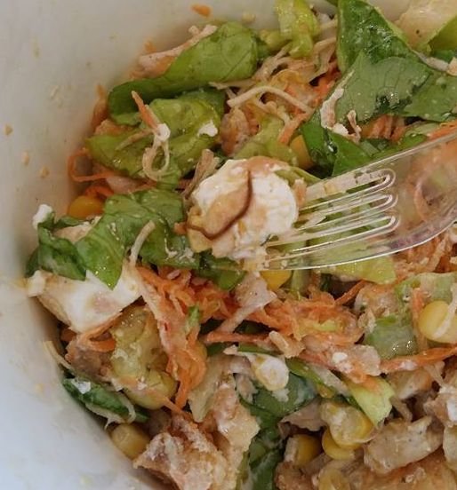 Descoperirea dezgustătoare făcută de un român într-o salată cumpărată de la un cunoscut lanț de restaurante 