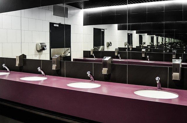 Folosești aparatele de uscat mâinile din toaletele publice? NU o mai face!