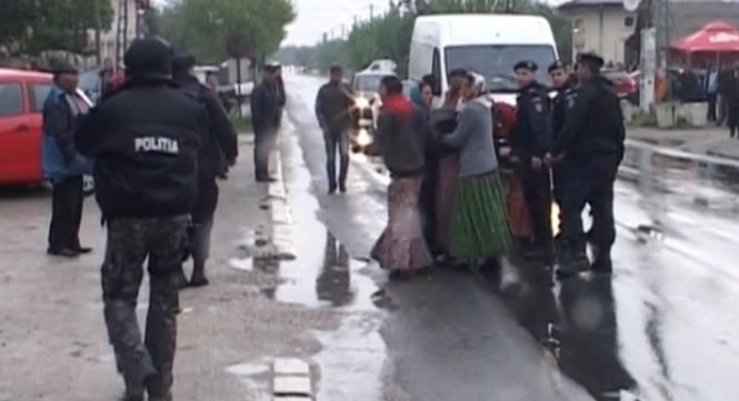 Răzbunare cu furci şi coase între doua familii de romi din judeţul Dâmboviţa