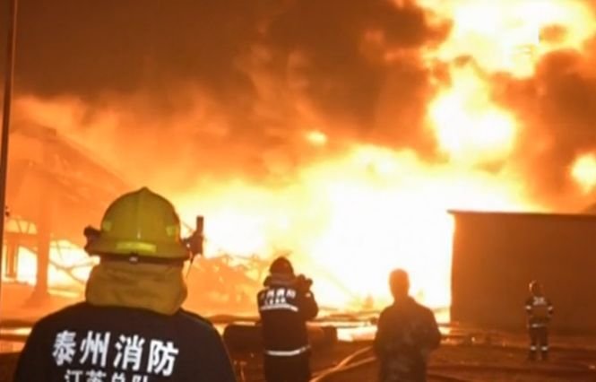 Incendiu uriaș la un depozit de produse chimice din estul Chinei. Sute de pompieri au fost mobilizați