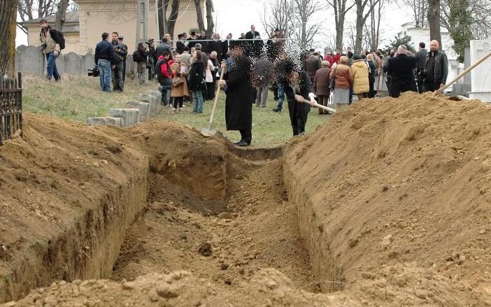 Descoperire șocantă într-un cimitir de lângă București. Groparii au fost îngroziți. „Nu am putut să mă uit decât câteva secunde”