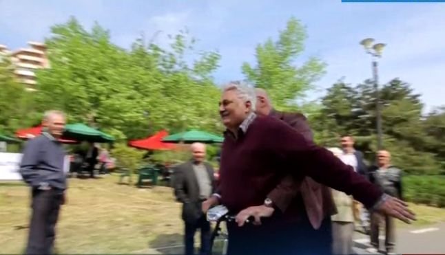Imagini incredibile! Nicolae Bacalbașa și primarul din Galați s-au plimbat îmbrățișați pe trotinetă