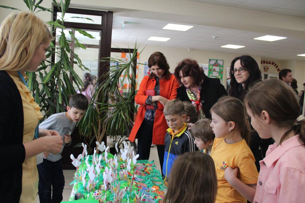 Târg caritabil de Paști cu obiecte realizate de copii pentru copii 377184