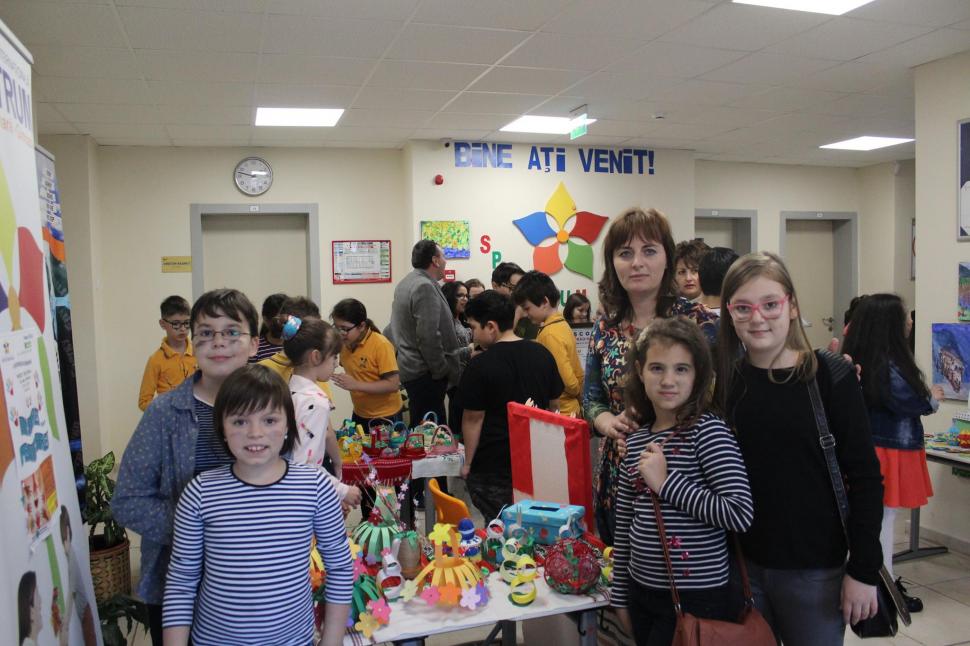 Târg caritabil de Paști cu obiecte realizate de copii pentru copii 377185