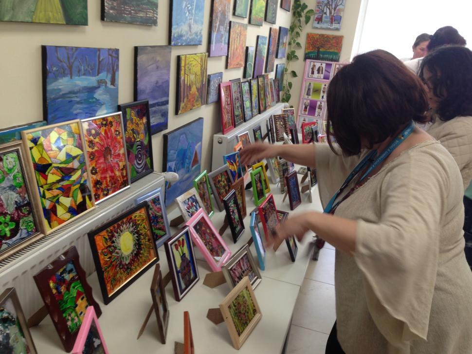 Târg caritabil de Paști cu obiecte realizate de copii pentru copii 377186