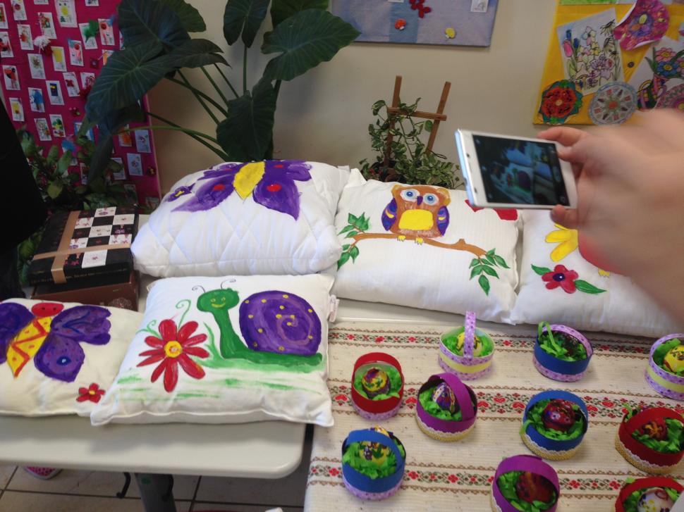 Târg caritabil de Paști cu obiecte realizate de copii pentru copii 377188